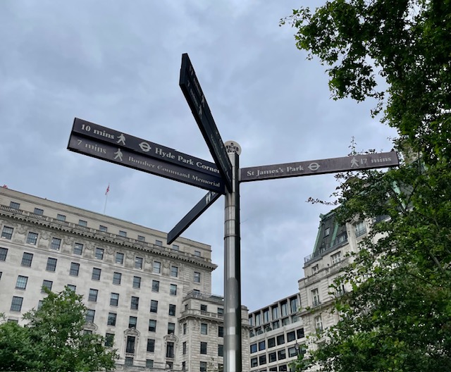 London sign showing landmarks and time to walk there from that location.