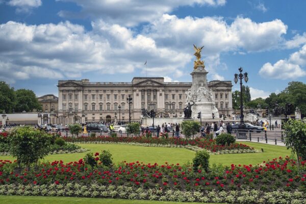 cloudy skies in London in front of Buckingham Palace, London for First Time Visitors